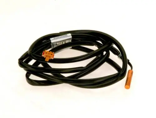 Schwarz ummanteltes Kabel mit einem orangefarbenen Anschluss und einem metallischen Ende, das für Waermepumpen-Ersatzteile verwendet wird.
